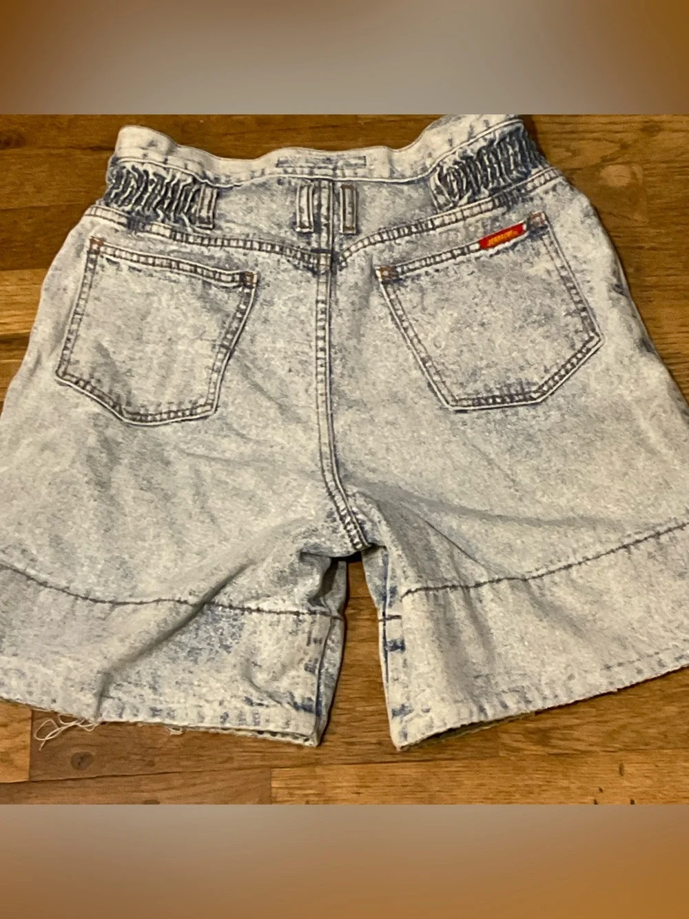 Vintage Jordache high-waisted acid washed denim shorts, size Medium*